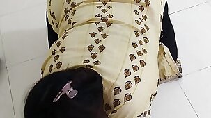 (Telugu Maid Ko Jabardast Choda) Desi Maid Fucked by burnish apply owner with condom while cleaning Room - Huge Cum wild
